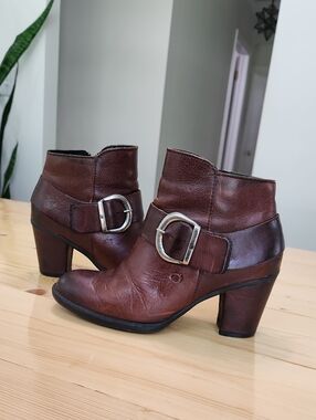 Born Cille Block Heel Ankle Booties in Distressed Brown Leather Sz 7